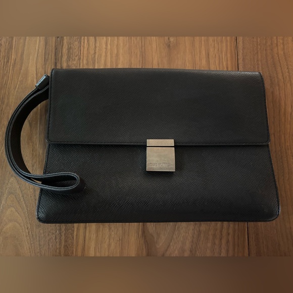 LOUIS VUITTON black clutch with chain - Picture 2 of 5